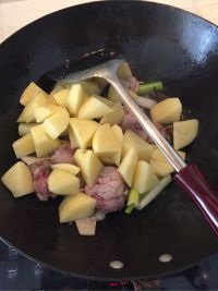 土豆炖鸡腿