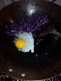紫甘蓝鸡蛋炒挂面