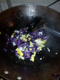 紫甘蓝鸡蛋炒挂面