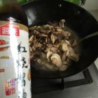 口蘑炒牛肉