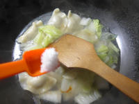 白菜粉皮煮饺子