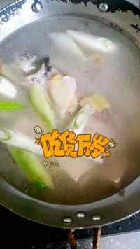 鲫鱼炖豆腐