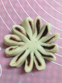 豆沙菊花酥