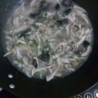 肉丝菌菇汤