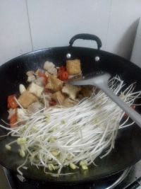 五花肉炒豆腐豆芽