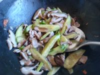 肉片炒黄瓜香菇
