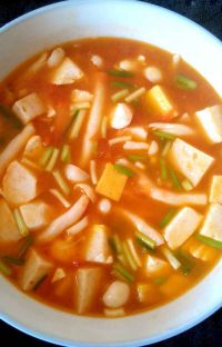 西红柿鱼糕豆腐汤