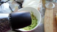 鸡蛋牛油果三明治