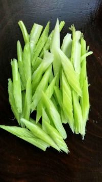 西芹木耳炒腐竹