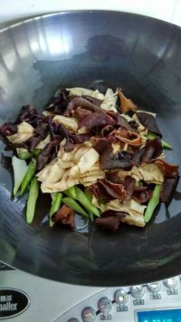 西芹木耳炒腐竹