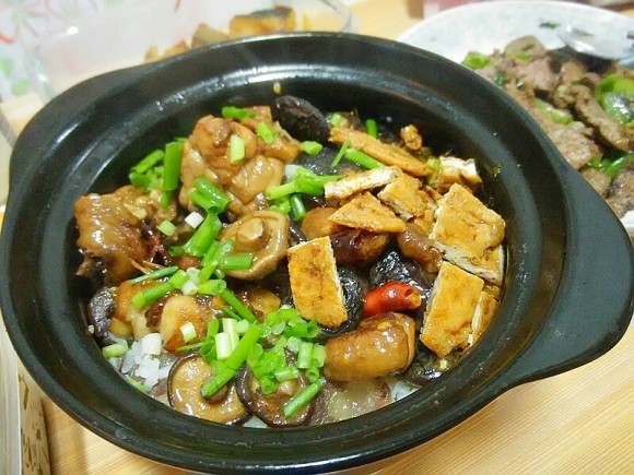 鸡腿香菇煲仔饭