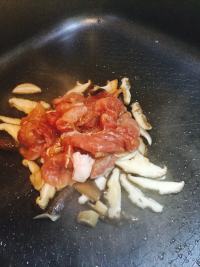 香菇肉片炒面