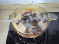 黑木耳炖冻豆腐