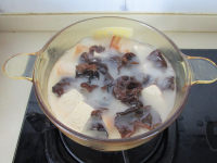 黑木耳炖冻豆腐