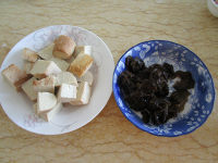 黑木耳炖冻豆腐