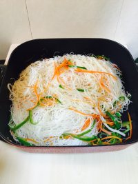 菜椒胡萝卜炒米粉