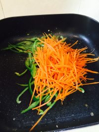 菜椒胡萝卜炒米粉