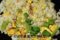 芹菜三文鱼蛋炒饭