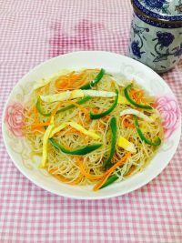 菜椒胡萝卜炒米粉