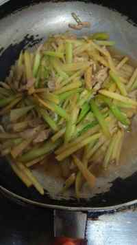 土豆芹菜炒肉丝