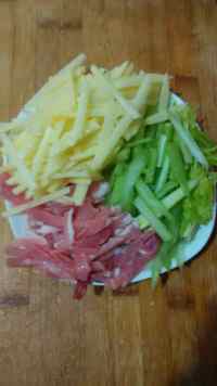 土豆芹菜炒肉丝