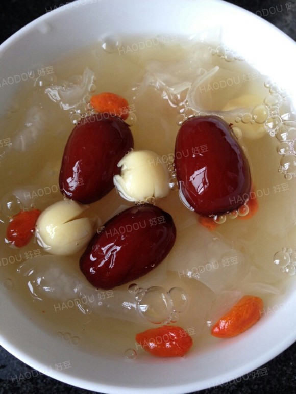 银耳莲子红枣枸杞汤