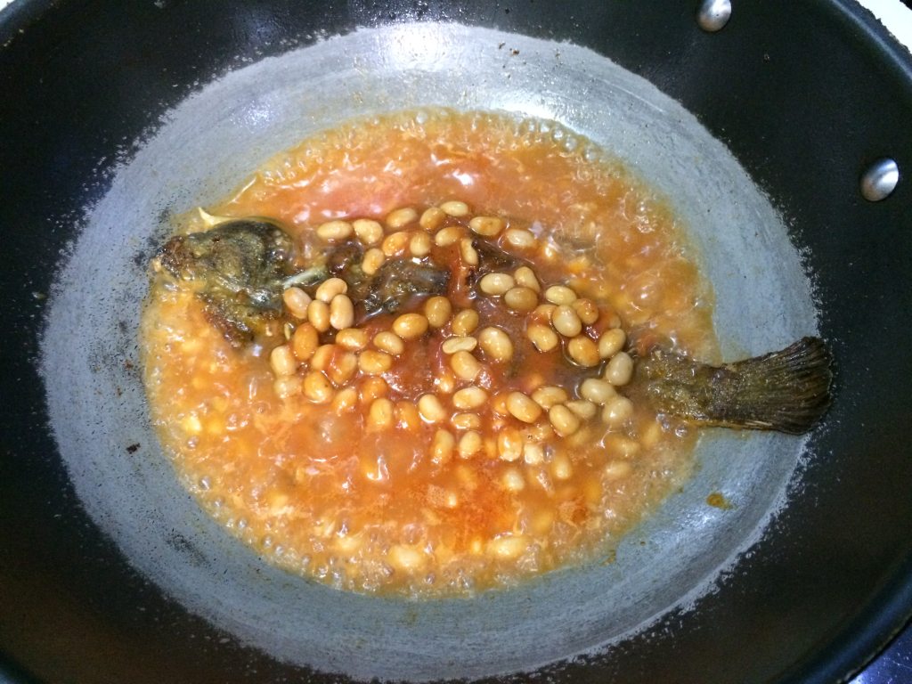 茄汁黄豆焖鲽鱼