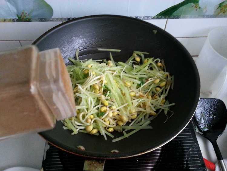黄豆芽炒青笋