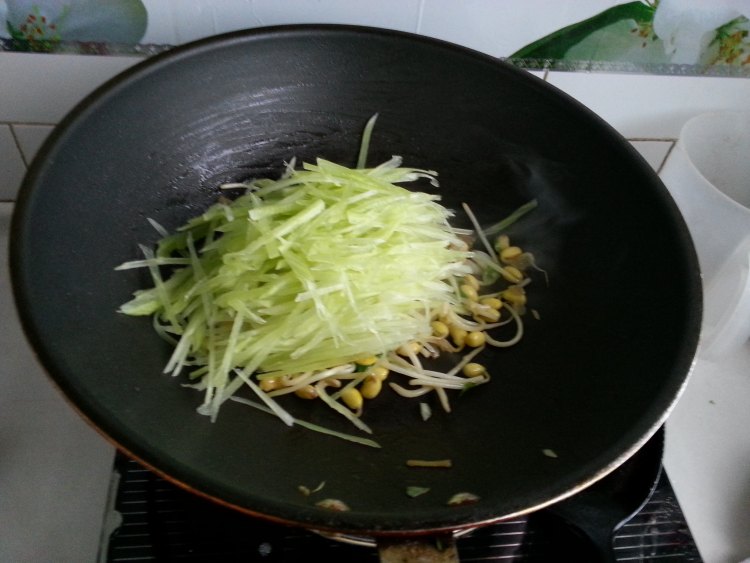 黄豆芽炒青笋