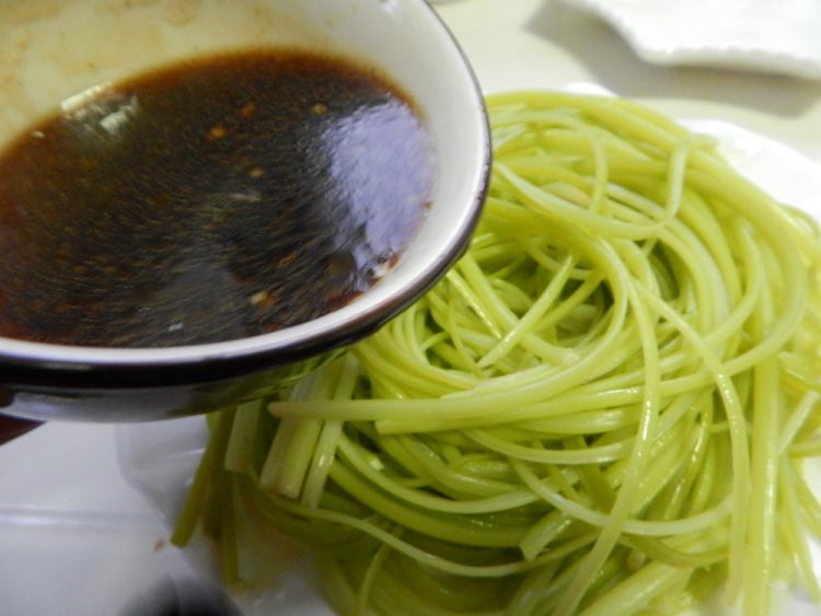 凉拌蒜苔丝