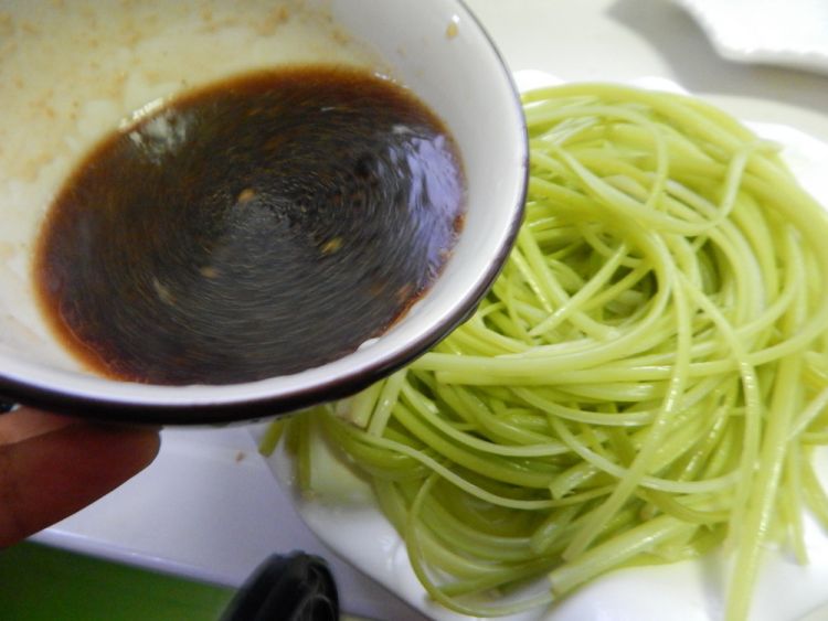 凉拌蒜苔丝