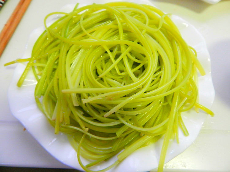 凉拌蒜苔丝