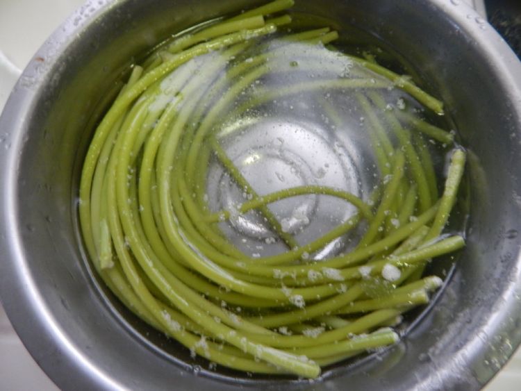 凉拌蒜苔丝