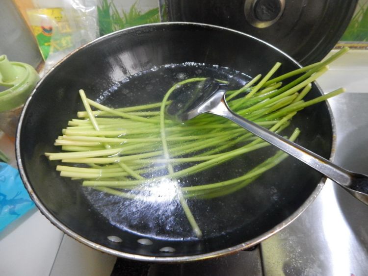 凉拌蒜苔丝