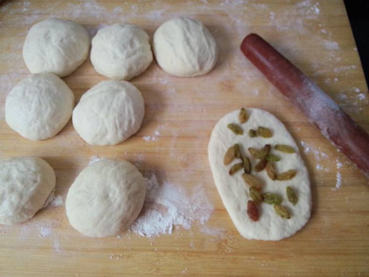 椰味绿葡萄干小餐包