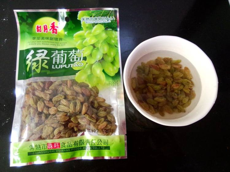 椰味绿葡萄干小餐包