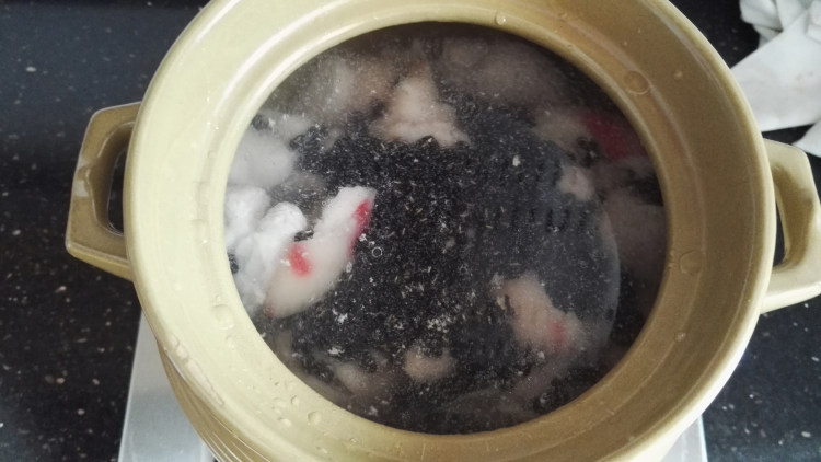 黑豆猪脚煲