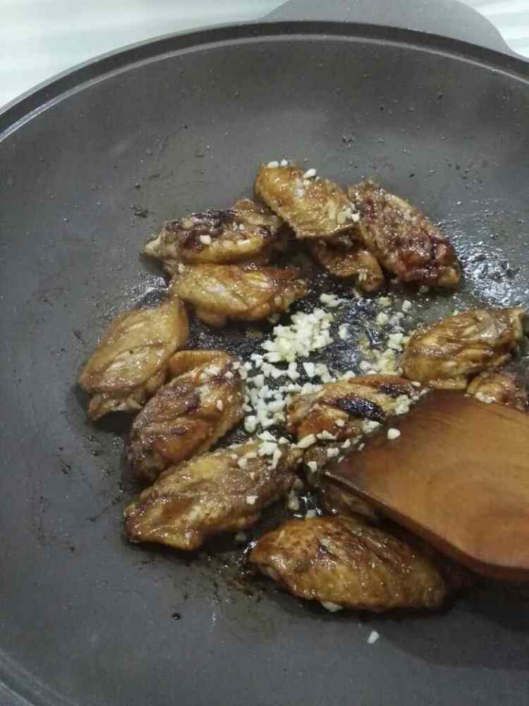 蒜香翅中