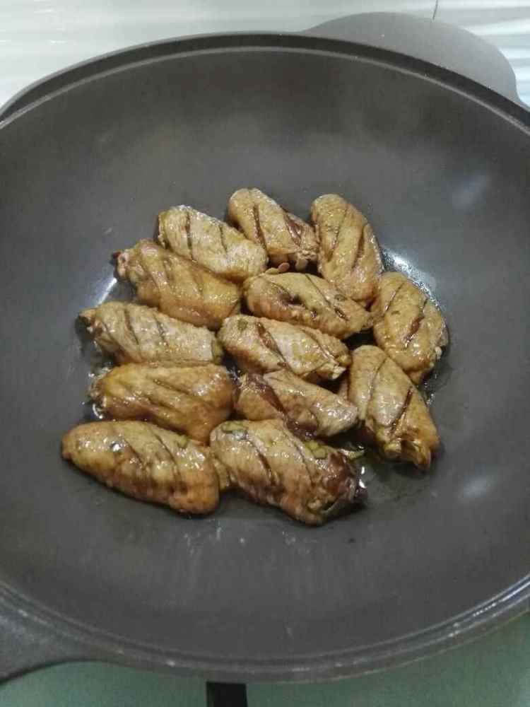 蒜香翅中