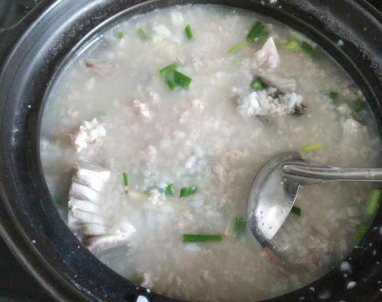 滚鱼皮瘦肉粥