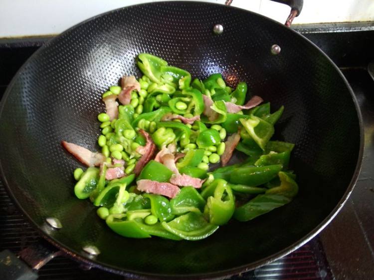 腊肉毛豆子炒青椒