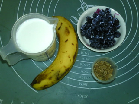 蓝莓香蕉黑麦奶饮