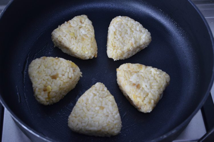 咸蛋黄肉松饭团