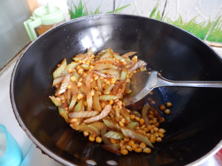 西芹菜炒玉米粒