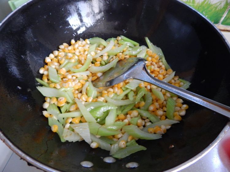 西芹菜炒玉米粒