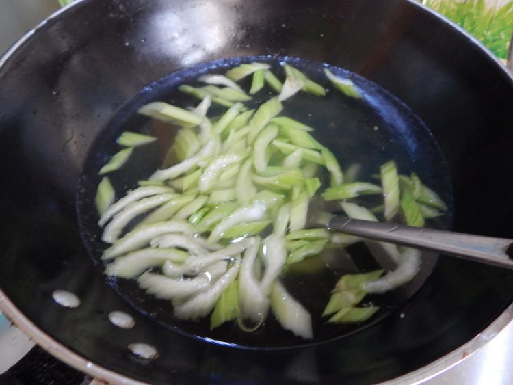 西芹菜炒玉米粒