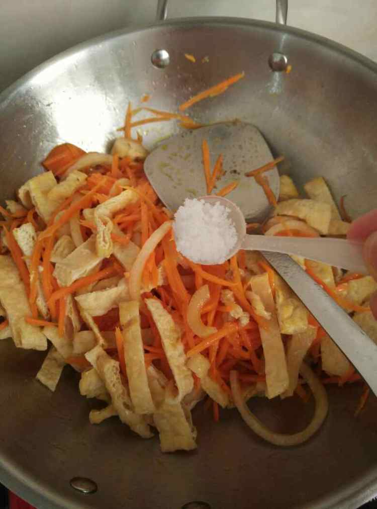 胡萝卜丝炒豆泡