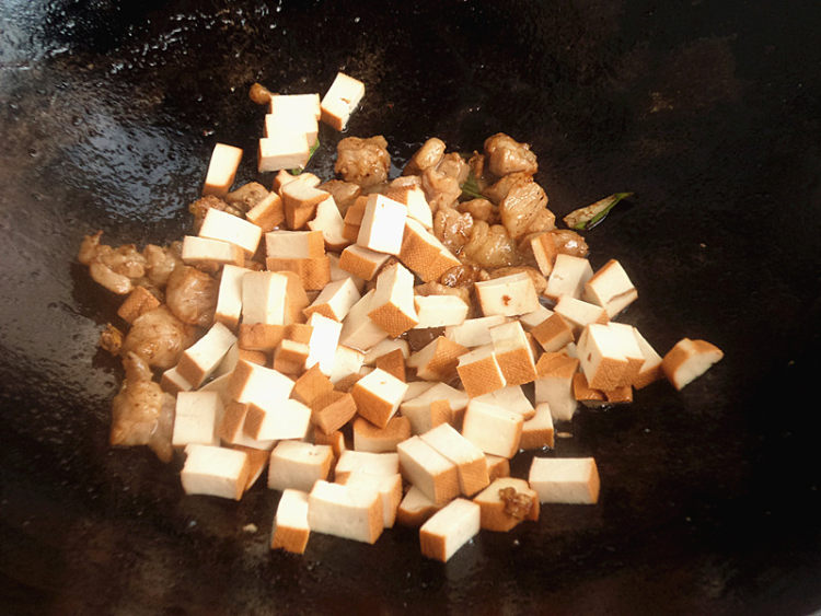 香干肉丁酱拌面