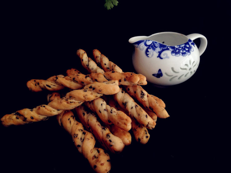 酥脆的芝麻海苔阿拉棒