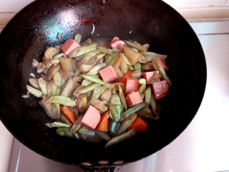 午餐肉炖豆角